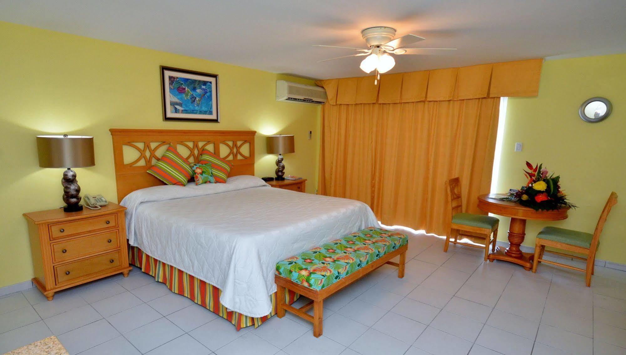 The Atrium Beach Resort And Spa, Ascend Hotel Collection シンプソン・ベイ エクステリア 写真